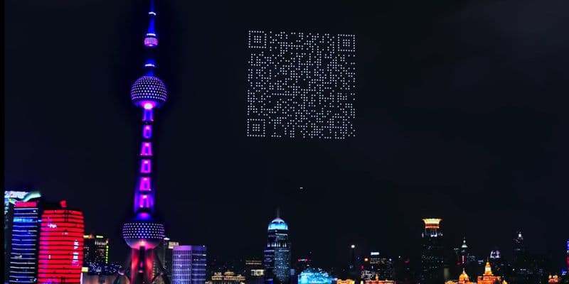 Трюк с QR-кодом дрона, освещающий небо Шанхая